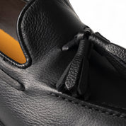 Mocassino in pelle nera con nappine