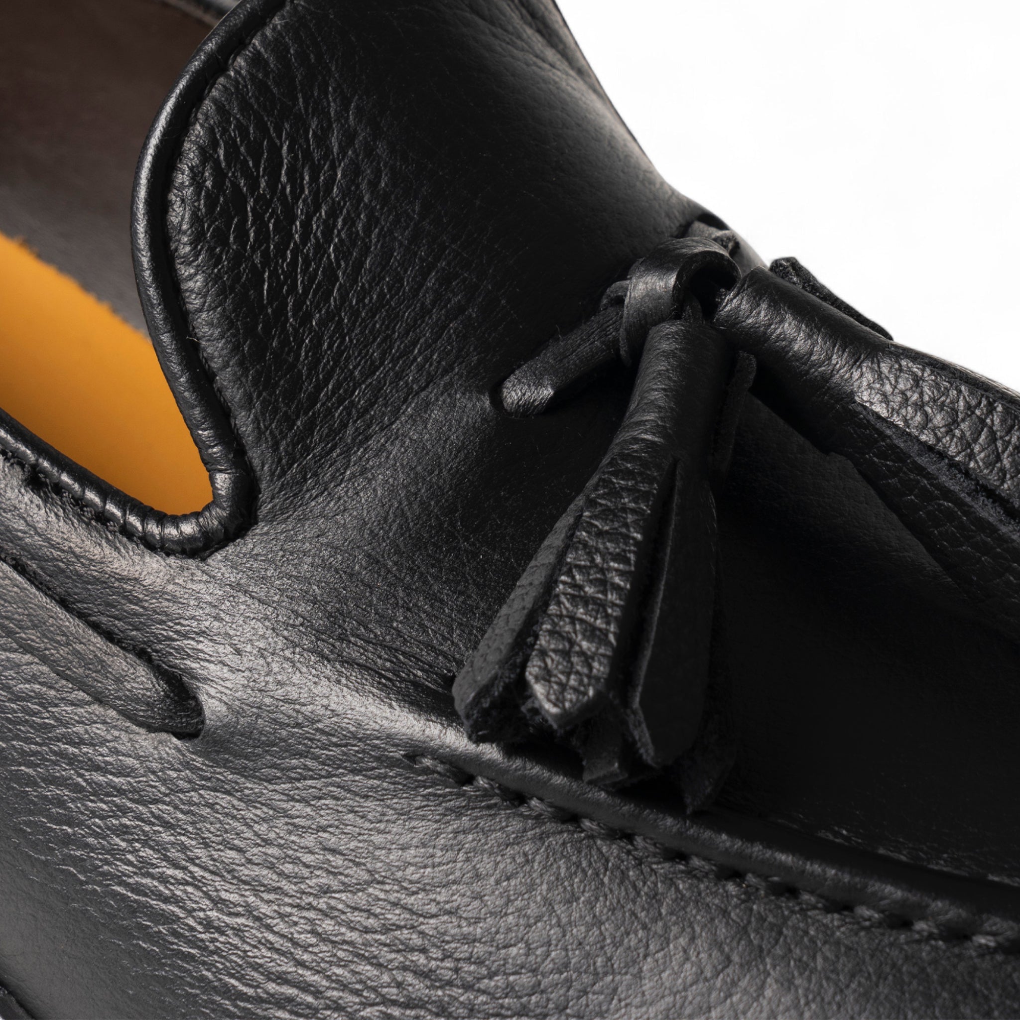 Mocassino in pelle nera con nappine