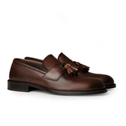 Mocassino con nappine in pelle spazzolata marrone