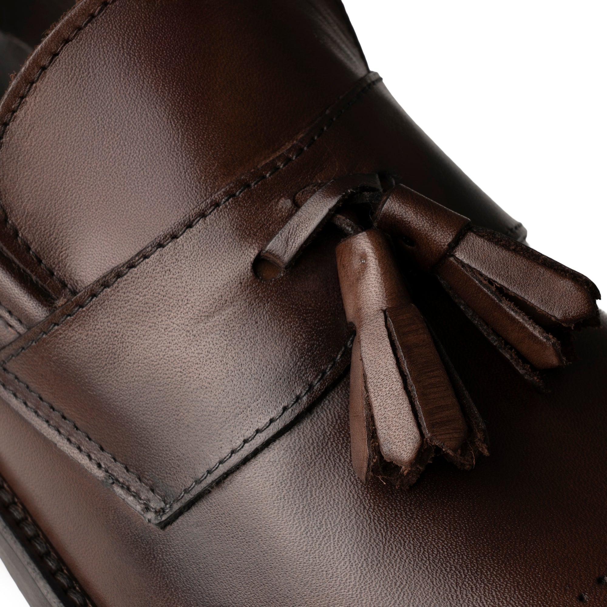Mocassino con nappine in pelle spazzolata marrone