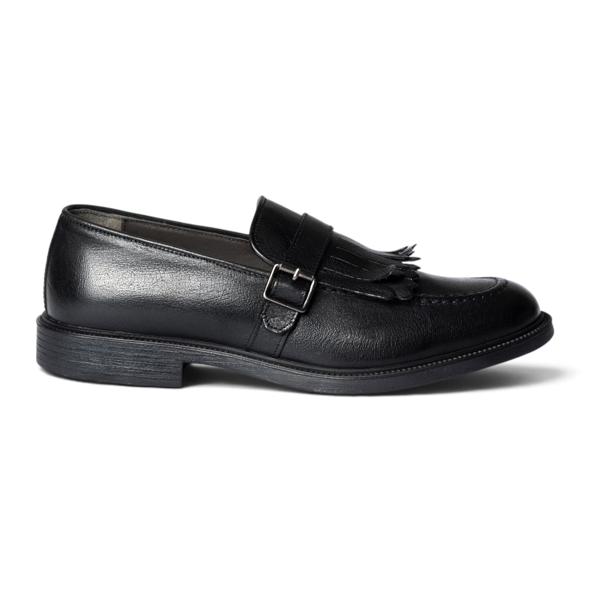Mocassino con frange e fibbia in pelle nera