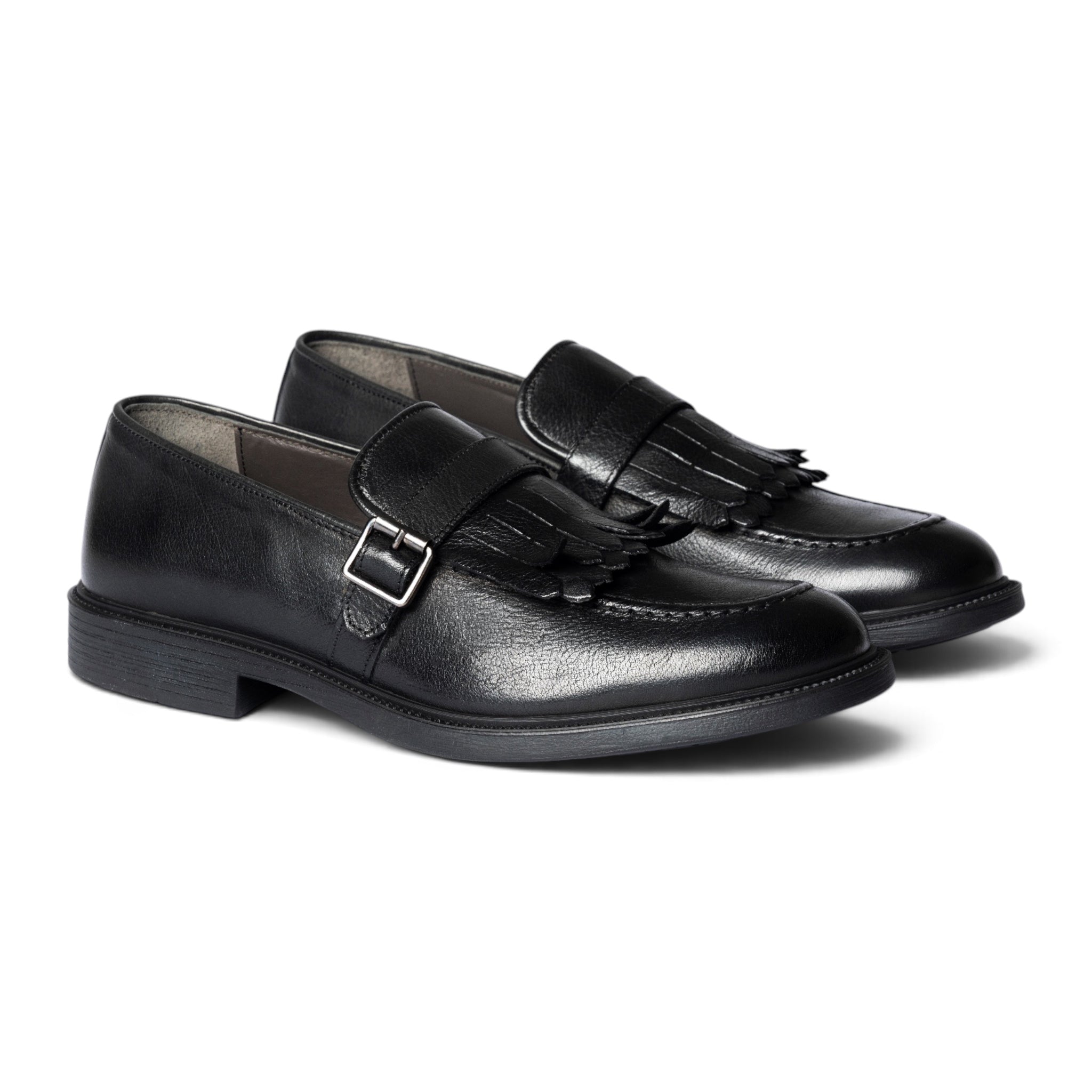 Mocassino con frange e fibbia in pelle nera