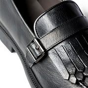Mocassino con frange e fibbia in pelle nera