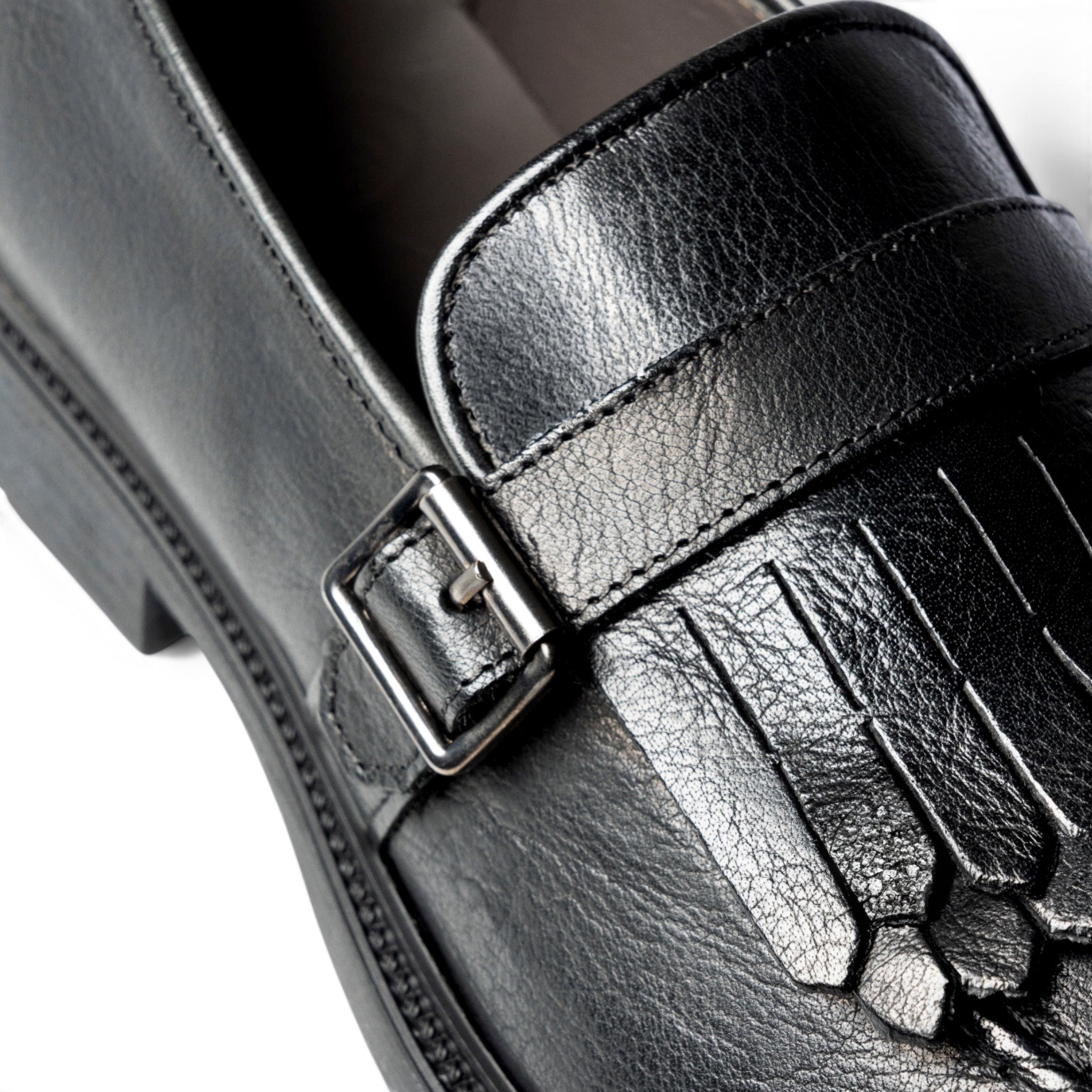 Mocassino con frange e fibbia in pelle nera