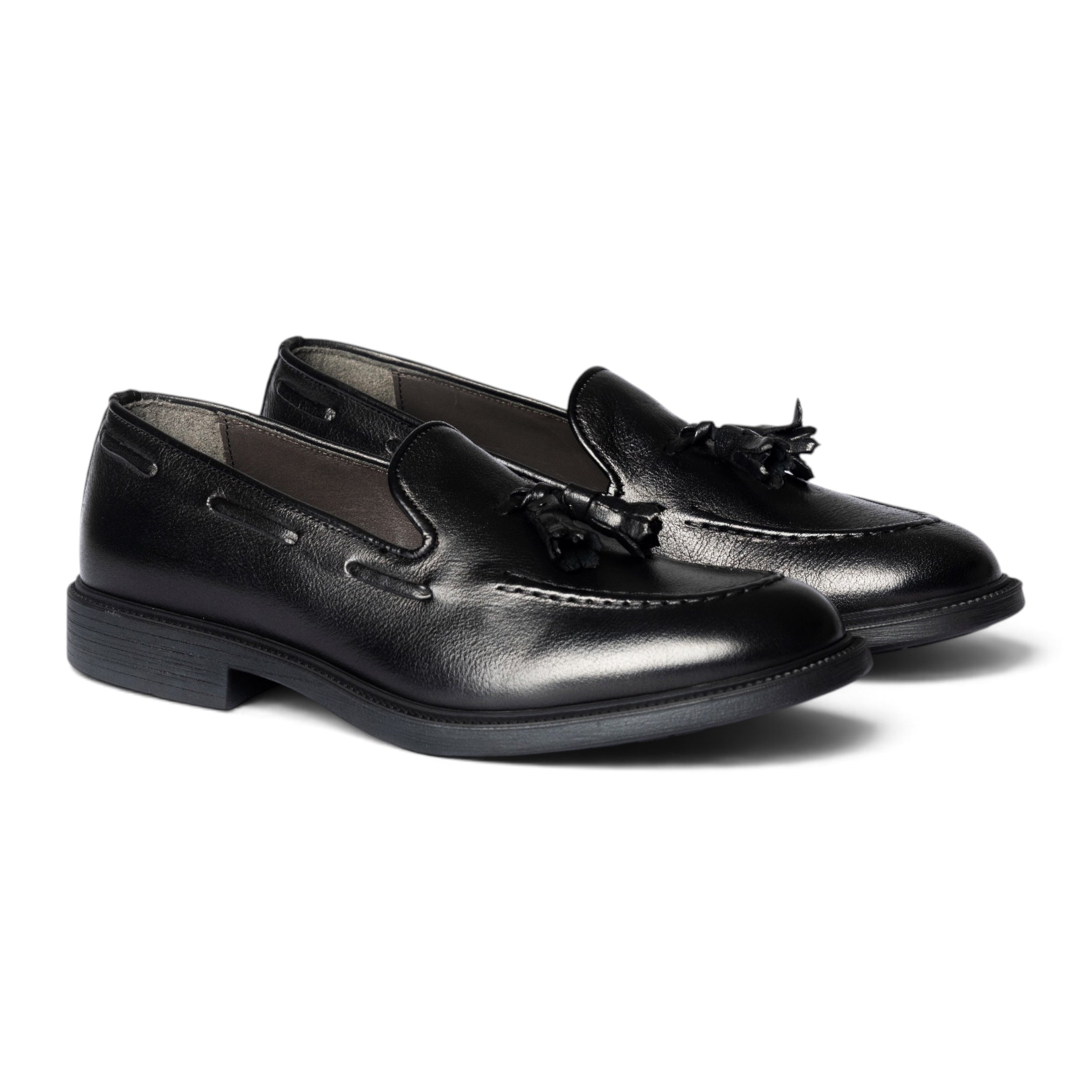 Mocassino con nappine in pelle nera
