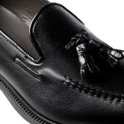 Mocassino con nappine in pelle nera
