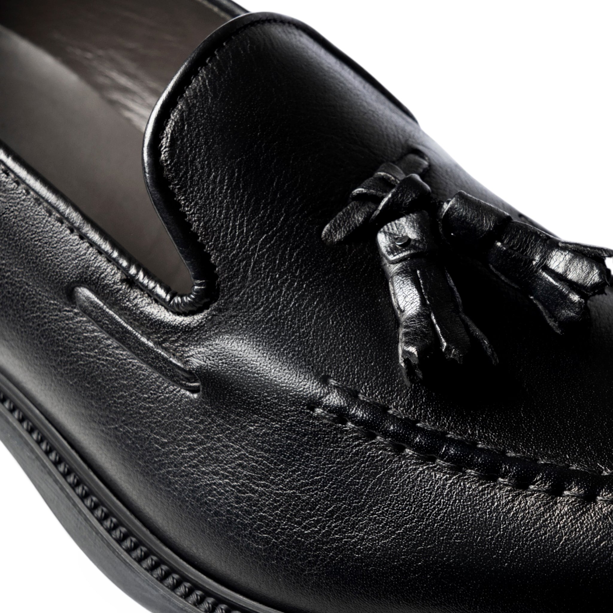Mocassino con nappine in pelle nera