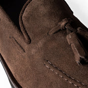 Mocassino marrone con nappine e suola dentellata