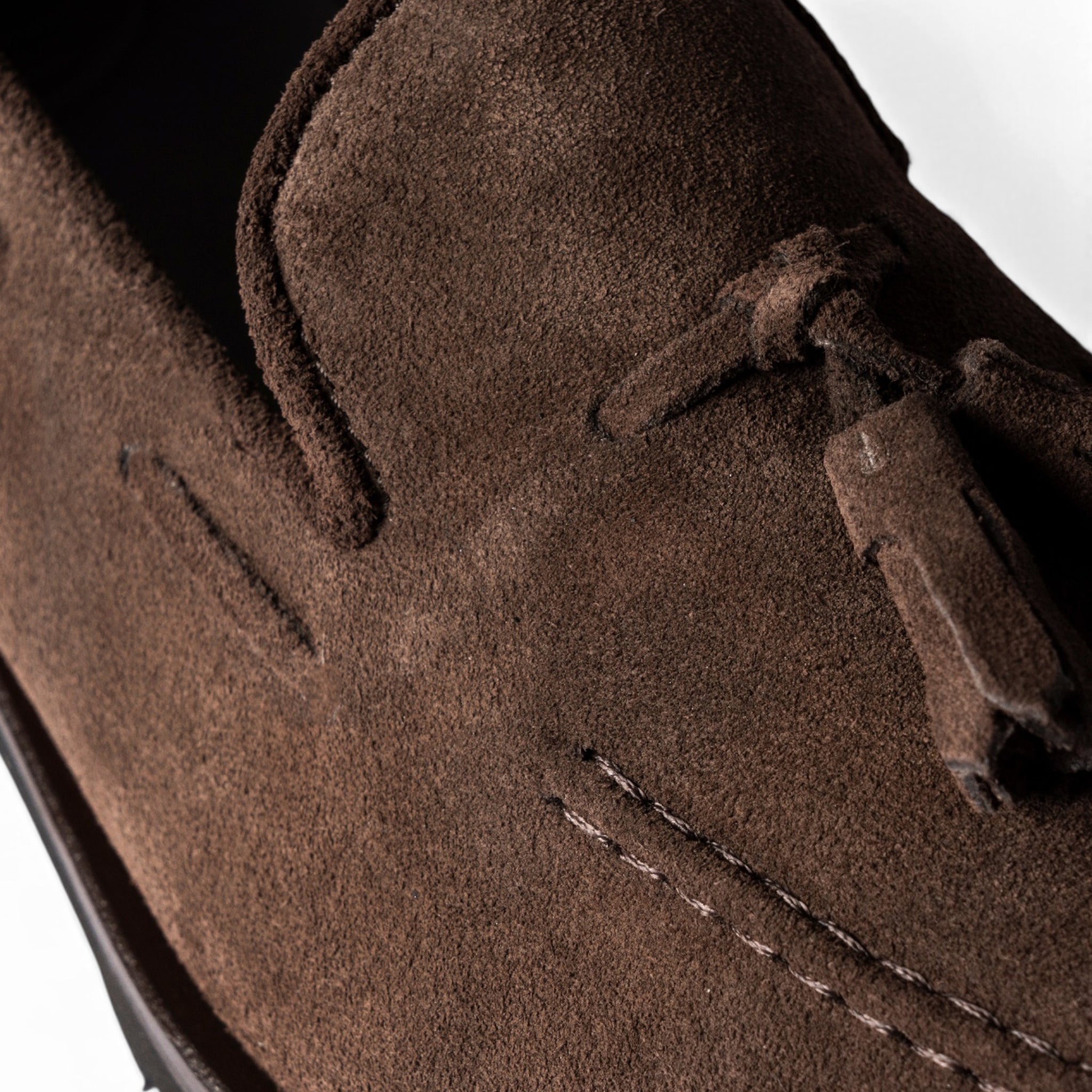Mocassino marrone con nappine e suola dentellata