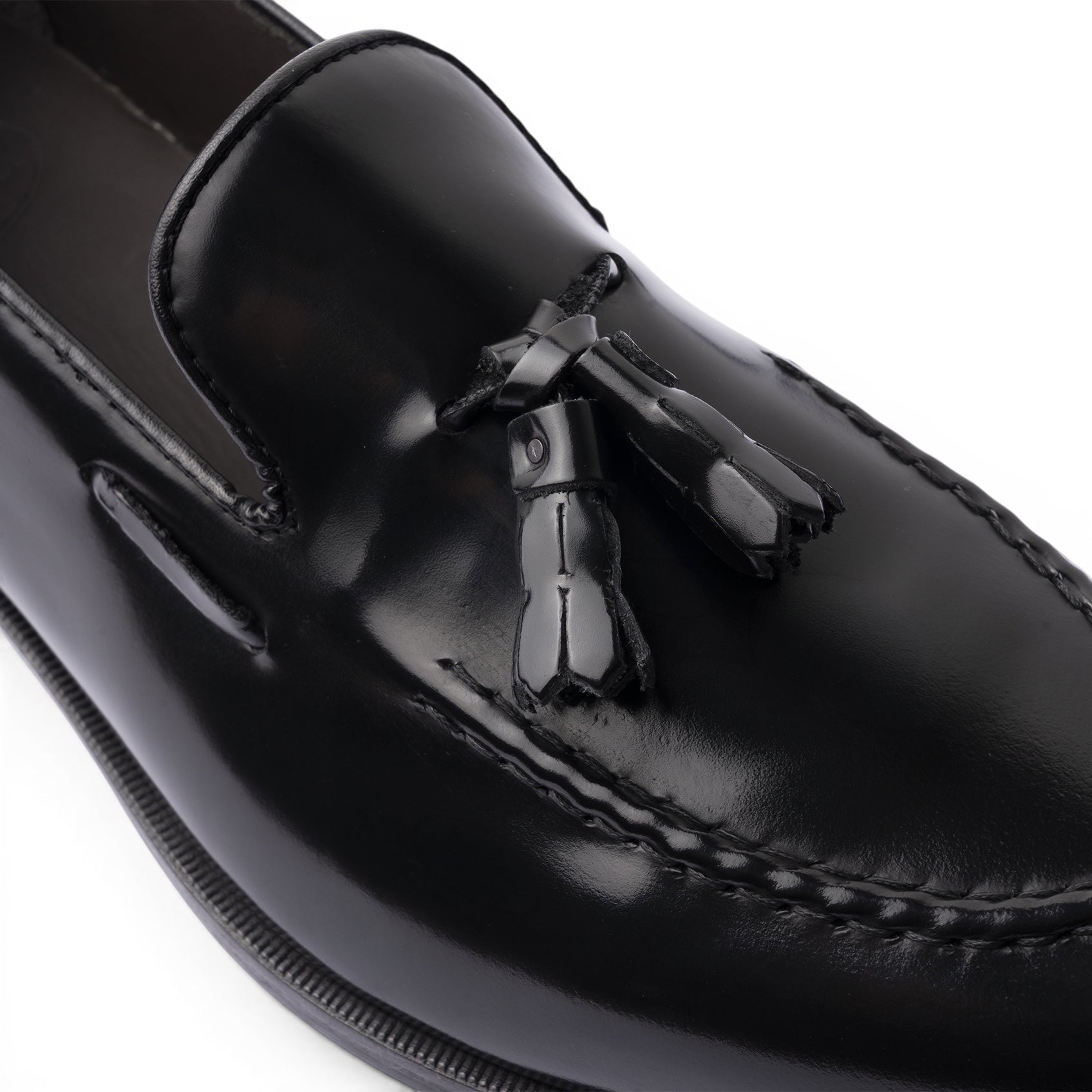 Mocassino con nappine in pelle spazzolata nera