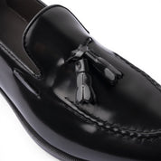 Mocassino con nappine in pelle spazzolata nera