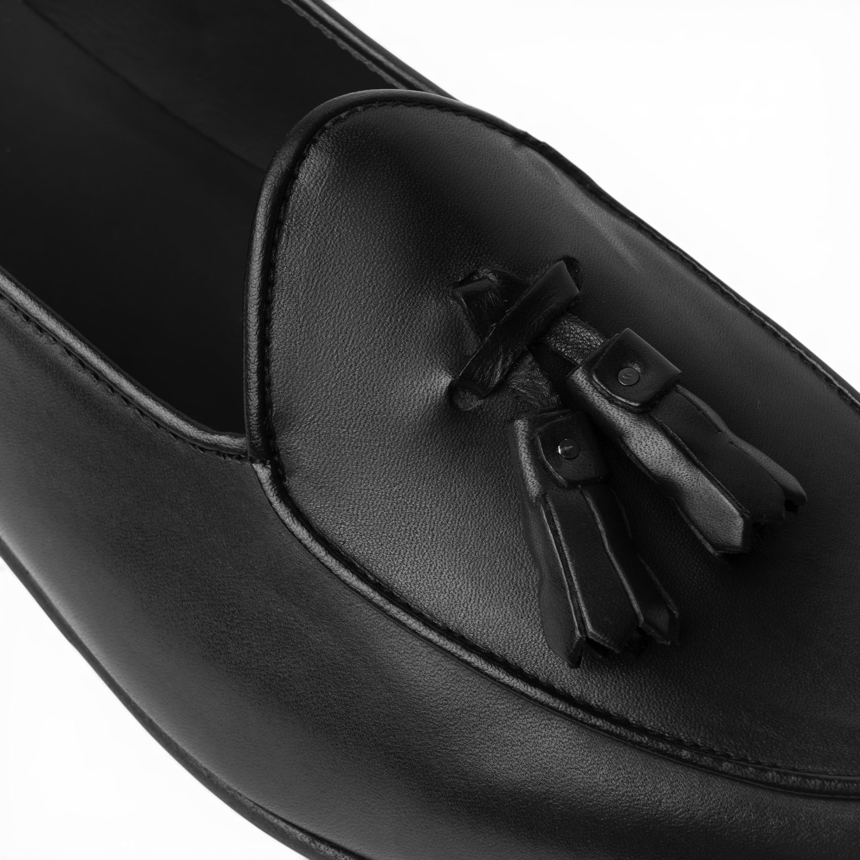 Mocassino con nappine in pelle nera