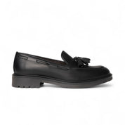 Mocassino in pelle nera con nappine