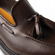 Mocassino in pelle marrone con nappine