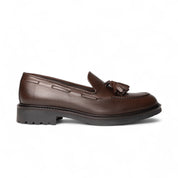 Mocassino in pelle marrone con nappine