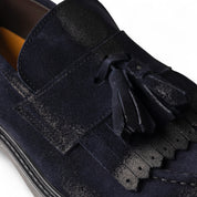 Mocassino in camoscio blu antico con frangia e nappine