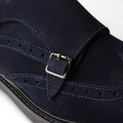 Double monk in camoscio blu con decorazioni brogue