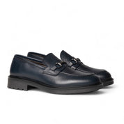 Mocassino in pelle martellata blu con morsetto