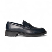 Mocassino in pelle martellata blu con morsetto