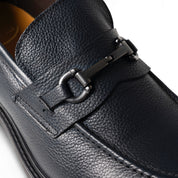 Mocassino in pelle martellata blu con morsetto
